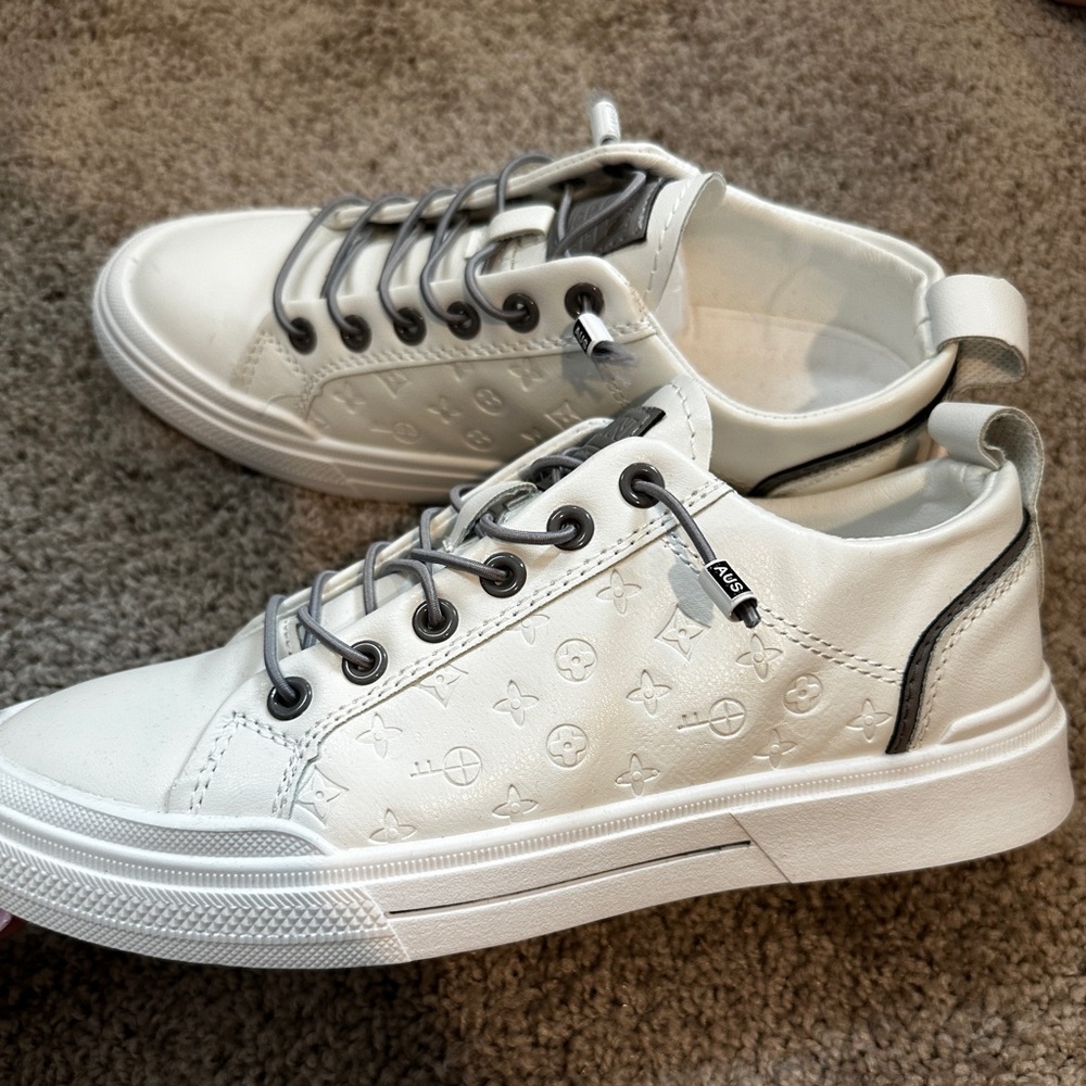Brand new white sneakers size 39. (Which is 8 1/2)